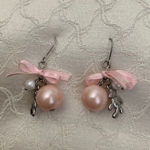 Dangling pearl earrings